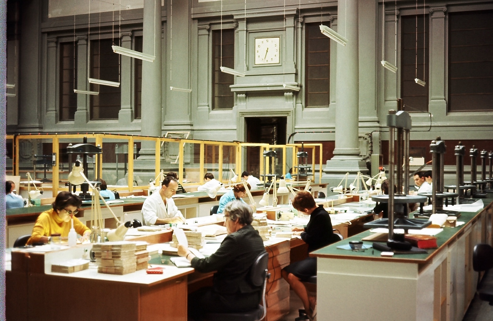 Alluvione Firenze 1966_Restauratori all'opera nella Sala di Lettura della BNCF