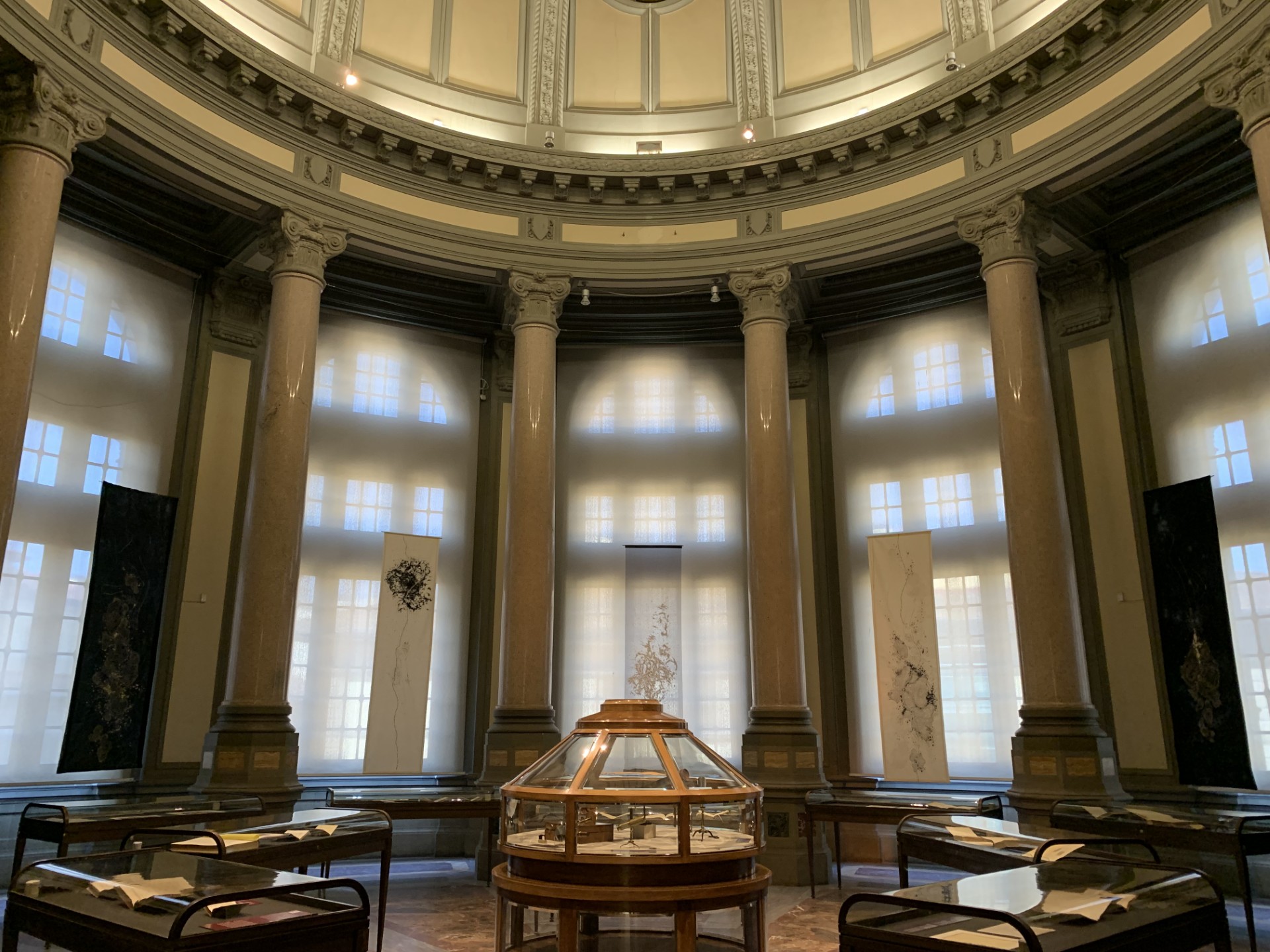 Vista della sala Dante con le teche